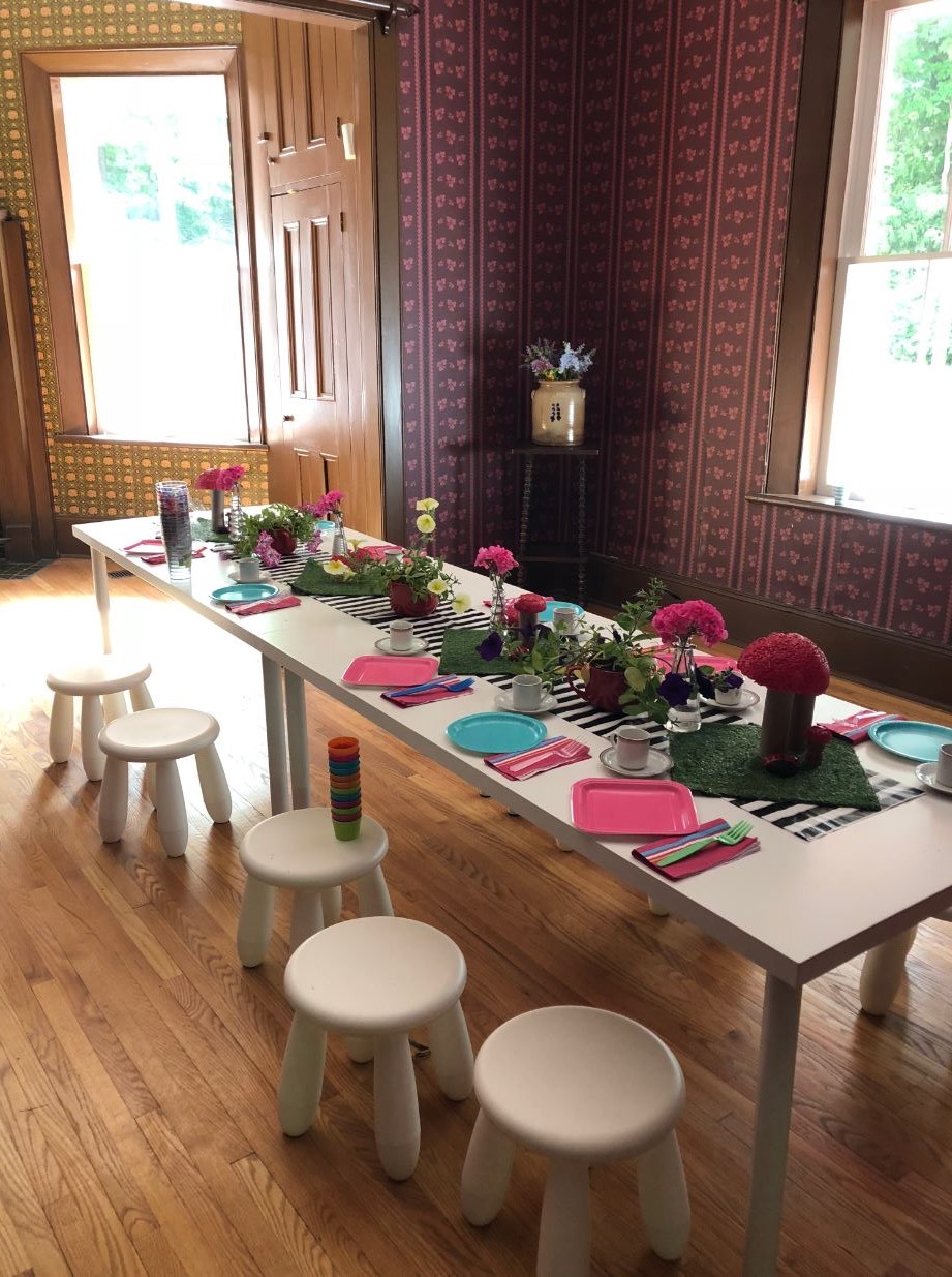 Image of a decorated table in the parlour room